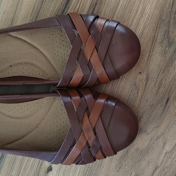 Like new Clark's woven leather flats - Picture 7 of 7